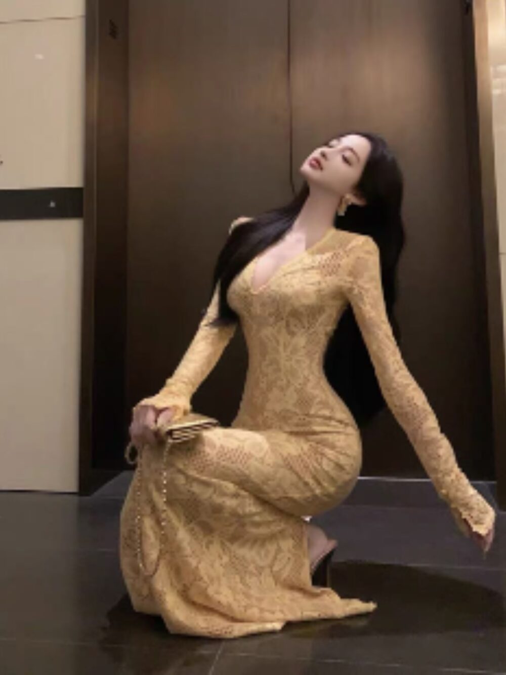 GOLDEN ROSE LACE SCULPT GOWN - Image 2
